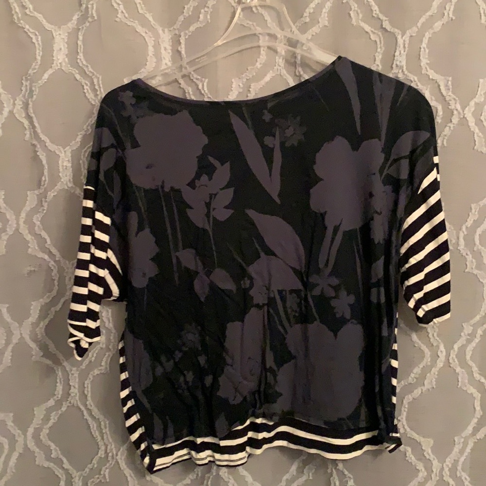 Gap T-shirt floor front straight sleeve straight back. Navy blue and white